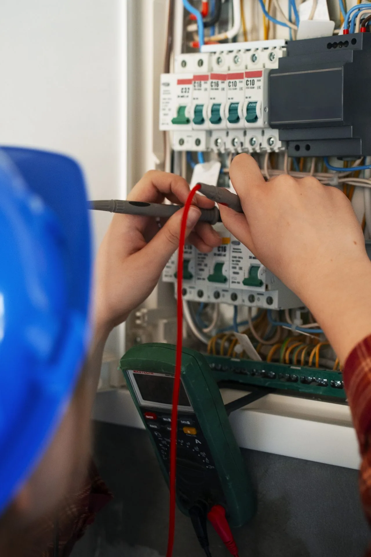 Zapojování vodičů v elektrickém rozvaděči