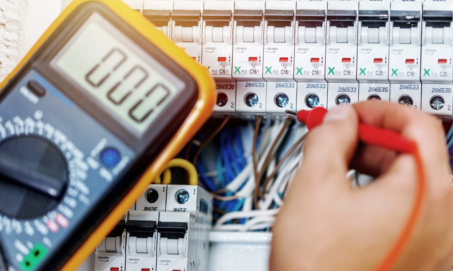 Elektroinstalace vedená po cihlové zdi