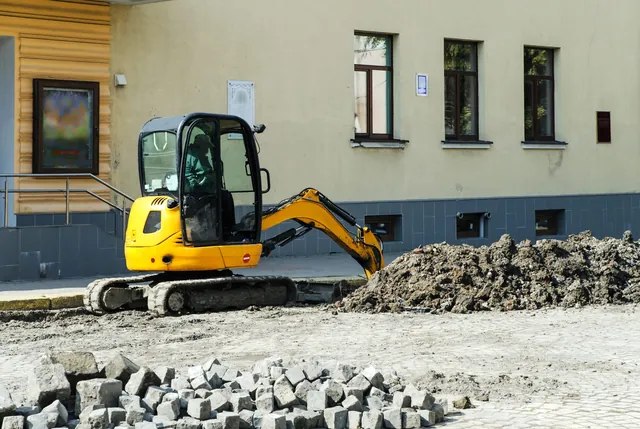 Minibagr při zemních výkopových pracích