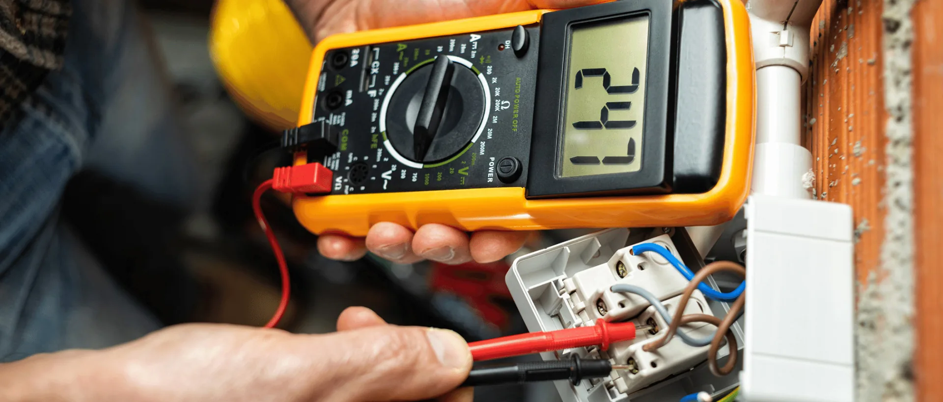 Elektrikář při práci na elektroinstalaci